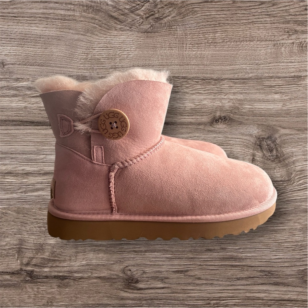 UGG mini Bailey Button ll size 7